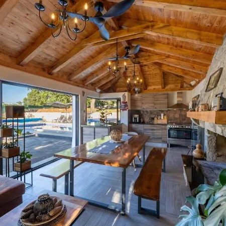 Idyllic Escape Maretici With Pool And Private Garden