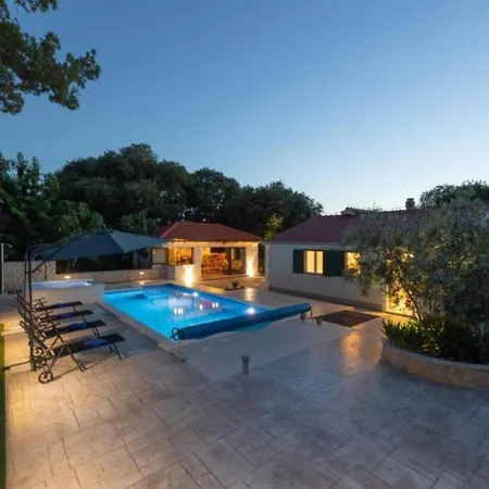Idyllic Escape Maretici With Pool And Private Garden Villa Drnis
